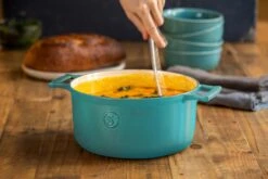Saveur Selects Braadpan Voyage - Saveur Blue - ø 25 Cm / 4.7 Liter - Geëmailleerde Anti-aanbaklaag -Le Creuset Winkel 1 2 17 scaled 1