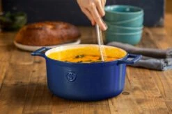 Saveur Selects Braadpan Voyage - Classic Blue - ø 25 Cm / 4.7 Liter - Geëmailleerde Anti-aanbaklaag -Le Creuset Winkel 1 2 7