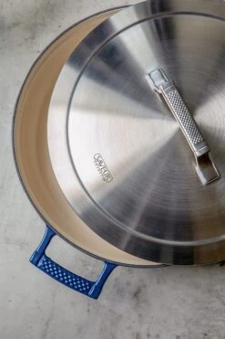 Saveur Selects Hapjespan Voyage - Classic Blue - ø 30 Cm / 4.2 Liter - Geëmailleerde Anti-aanbaklaag 11 Saveur Selects Hapjespan Voyage - Classic Blue - ø 30 Cm / 4.2 Liter - Geëmailleerde Anti-aanbaklaag -Le Creuset Winkel 1 3 13 scaled 1