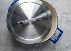 Saveur Selects Braadpan Voyage - Classic Blue - ø 25 Cm / 4.7 Liter - Geëmailleerde Anti-aanbaklaag -Le Creuset Winkel 1 3 7 scaled 1