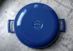 Saveur Selects Hapjespan Voyage - Classic Blue - ø 30 Cm / 4.2 Liter - Geëmailleerde Anti-aanbaklaag 9 Saveur Selects Hapjespan Voyage - Classic Blue - ø 30 Cm / 4.2 Liter - Geëmailleerde Anti-aanbaklaag -Le Creuset Winkel 1 5 13 scaled 1