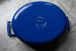 Saveur Selects Braadpan Ovaal Voyage - Classic Blue - ø 30 Cm - Geëmailleerde Anti-aanbaklaag -Le Creuset Winkel 1 5 16 scaled 1