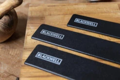 Blackwell Mesbeschermer - Universeel - Zwart - Voor Messen Met Een Lemmet Tot 22 Cm -Le Creuset Winkel 11 Blackwell Messenbeschermers sfeer 2