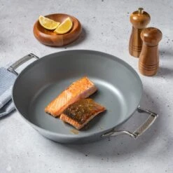 Saveur Selects Pannenset Voyage Series (Hapjespan ø 25 Cm + Koekenpan ø 30 Cm) - TriPly RVS - Inductie En Alle Andere Warmtebronnen -Le Creuset Winkel 1200x1200 1 3