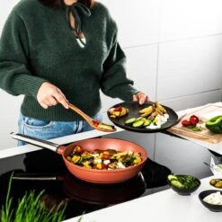 Westinghouse Pannenset Performance (Koekenpan ø 24 En 28 Cm + Steelpan ø 18 Cm) - Rood - Inductie En Alle Andere Warmtebronnen -Le Creuset Winkel 1200x1200 59