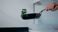 Saveur Selects Pannenset - Carbon Steel (Wokpan ø 35 Cm + Koekenpan ø 30 Cm) - Inductie En Alle Andere Warmtebronnen 14 Saveur Selects Pannenset - Carbon Steel (Wokpan ø 35 Cm + Koekenpan ø 30 Cm) - Inductie En Alle Andere Warmtebronnen -Le Creuset Winkel 1200x675 4