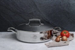 Saveur Selects Hapjespan Met Deksel Voyage - RVS - ø 30 Cm - Hoog - Zonder Anti-aanbaklaag 5 Saveur Selects Hapjespan Met Deksel Voyage - RVS - ø 30 Cm - Hoog - Zonder Anti-aanbaklaag -Le Creuset Winkel 1200x800 1 1