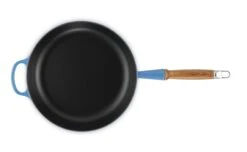 Le Creuset Hapjespan Signature - Azure - ø 28 Cm / 3.6 Liter- Geëmailleerde Anti-aanbaklaag 7 Le Creuset Hapjespan Signature - Azure - ø 28 Cm / 3.6 Liter- Geëmailleerde Anti-aanbaklaag -Le Creuset Winkel 20259282200422 alt3 scaled