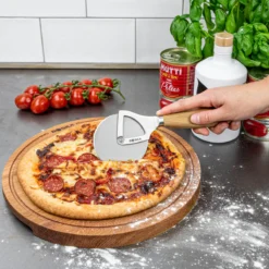 Boska Pizzasnijder Oslo+ -Le Creuset Winkel 320540PizzaWheelOslo 3 2400x