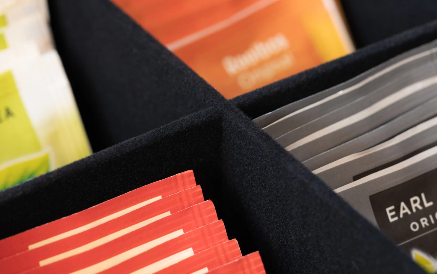 Sakura Tea Theedoos - Zwart - 6-vaks - Met Fluweel - 24 X 16 Cm 5 Sakura Tea Theedoos - Zwart - 6-vaks - Met Fluweel - 24 X 16 Cm - Afbeelding 5