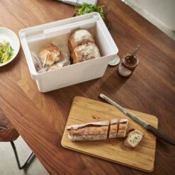 Yamazaki Broodtrommel Met Messenhouder Tower Wit -Le Creuset Winkel 4946TOWERBREADCASEWITHKNIFEHOLDERWH 5 1000x