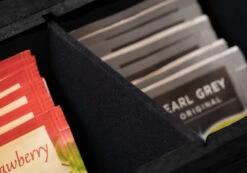 Sakura Tea Theedoos - Zwart - 6-vaks - Met Fluweel - 24 X 16 Cm 9 Sakura Tea Theedoos - Zwart - 6-vaks - Met Fluweel - 24 X 16 Cm -Le Creuset Winkel 5 detail 6 lang zwart 2 scaled