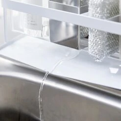 Yamazaki Gootsteenorganiser Tower Wit -Le Creuset Winkel 5016TOWERSPONGEANDBOTTLEHOLDERWITHDRAINERWH 7 1000x