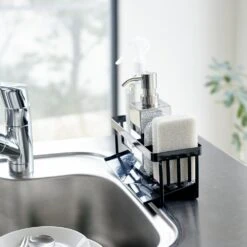 Yamazaki Gootsteenorganiser Tower Zwart -Le Creuset Winkel 5017TOWERSPONGEANDBOTTLEHOLDERWITHDRAINERBK 3 1000x