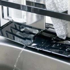 Yamazaki Gootsteenorganiser Tower Zwart -Le Creuset Winkel 5017TOWERSPONGEANDBOTTLEHOLDERWITHDRAINERBK 7 1000x