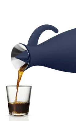 Eva Solo Thermoskan Classic Navy Blue 1 Liter -Le Creuset Winkel 502804 Vacuum jug 100cl Navy blue pouring HIGH