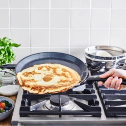 GreenPan Pannenkoekenpan Essentials - Zwart - ø 28 Cm - Keramische Anti-aanbaklaag -Le Creuset Winkel 667b28b228ec1bc1005fc3d1a08875dcfcdbfa72 GP ESS BA Bd Pancakepan Large NS Lifestyle a