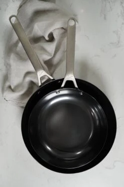Saveur Selects Pannenset - Carbon Steel (Wokpan ø 35 Cm + Koekenpan ø 30 Cm) - Inductie En Alle Andere Warmtebronnen 17 Saveur Selects Pannenset - Carbon Steel (Wokpan ø 35 Cm + Koekenpan ø 30 Cm) - Inductie En Alle Andere Warmtebronnen -Le Creuset Winkel 800x1200 1
