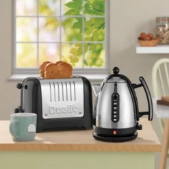 Dualit Broodrooster Lite - Extra Brede Sleuven - Gloss Black - D26225 -Le Creuset Winkel 85741 lite jug kettle4 toaster 2 slot black lifestyle web