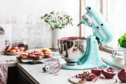 KitchenAid Keukenmachine Artisan - Kantelbare Kop - Ijsblauw - 4.8 Liter - 5KSM175PSEIC 9 KitchenAid Keukenmachine Artisan - Kantelbare Kop - Ijsblauw - 4.8 Liter - 5KSM175PSEIC -Le Creuset Winkel 8597015011505B15D 4