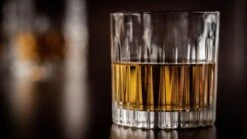 Cookinglife Whiskey Set (karaf & Whiskeyglazen) Moville - 5 Delige Set 8 Cookinglife Whiskey Set (karaf & Whiskeyglazen) Moville - 5 Delige Set -Le Creuset Winkel 8720364452506 1 3 scaled