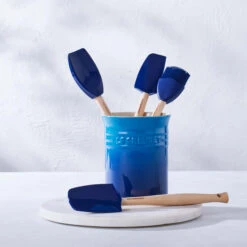 Le Creuset Spatelset - Met Spatelpot - Premium - Azure - 5-delig -Le Creuset Winkel 91057001220000 alt3 scaled