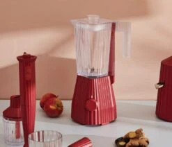 Alessi Blender Plissé - 5 Snelheden + Turbostand - Rood - Michele De Lucchi - 1.5 Liter - MDL09 R -Le Creuset Winkel Alessi Blender Sfeer1