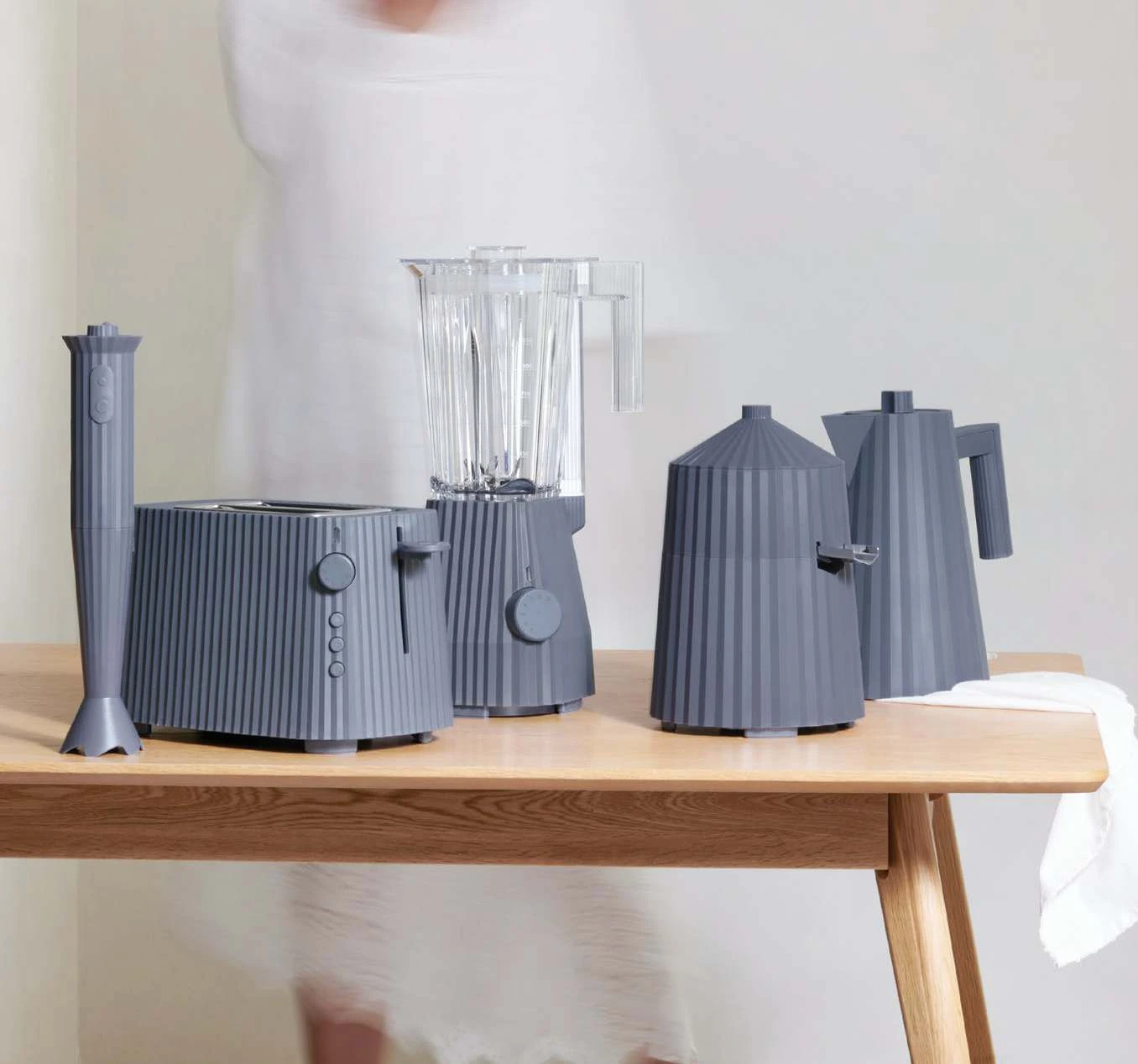 Alessi Waterkoker Plissé - Droogkookbeveiliging - Grijs - Michele De Lucchi - 1 Liter - MDL06/1 G 4 Alessi Waterkoker Plissé - Droogkookbeveiliging - Grijs - Michele De Lucchi - 1 Liter - MDL06/1 G - Afbeelding 4