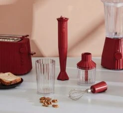 Alessi Staafmixer Plissé - 2 Standen - Rood - Michele De Lucchi - MDL10 R -Le Creuset Winkel Alessi Staafmixer sfeer1 1