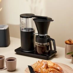 Wilfa Filter-koffiezetapparaat Classic Tall Matt Black - 1.25 Liter - WI602266 -Le Creuset Winkel Coffee Brewer Classic Tall CM2B A125 Environment Hor 6396f8e3271f13.82710871