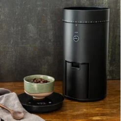 Wilfa Koffiemolen / Bonenmaler - Met Weegschaal - Uniform Black -Le Creuset Winkel Coffee Grinder Uniform WSFBS 100B Scale Environment Sqr 638da56e056e61.66001273