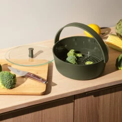 Eva Solo Stoommandje Voor Magnetron Green Tools ø 22 X 9 Cm -Le Creuset Winkel Eva Solo Green Tool Daempfer fuer die Mikrowelle Situation 2