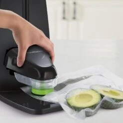 FoodSaver Fresh Hersluitbare Vacumeerzakken 950 Ml - 26 Stuks 6 FoodSaver Fresh Hersluitbare Vacumeerzakken 950 Ml - 26 Stuks -Le Creuset Winkel FFS010LifestyleZipperBags2 5d0cdb8a765229.91958844