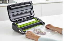 FoodSaver Vacumeermachine Urban Premium Plus - Zilver - FFS016/X -Le Creuset Winkel FFS016X Lifestyle 7 5d36e197047d19.41099854