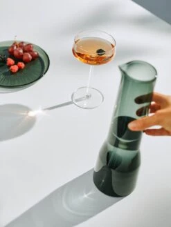 Iittala Karaf Essence - Donkergrijs - 1 Liter -Le Creuset Winkel Iittala 2021 Essence 09