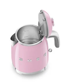 SMEG Waterkoker Mini - 1400 W - Roze - 800 Ml - 3 Kops - KLF05PKEU 6 SMEG Waterkoker Mini - 1400 W - Roze - 800 Ml - 3 Kops - KLF05PKEU -Le Creuset Winkel KLF05PKEU 11 scaled