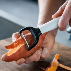 KitchenAid Dunschiller Classic 18 Cm - White -Le Creuset Winkel KitchenAid obieraczka Y do ziemniakow CLASSIC White KCG145OHWHE 5057982066086