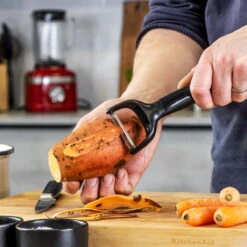 KitchenAid Dunschiller Classic 18 Cm - Zwart -Le Creuset Winkel KitchenAid obierak do ziemniakow CLASSIC Onyx Black KCG145OHOBE 5057982065904