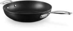 Le Creuset Sauteerpan Les Forgées TNS - ø 28 Cm / 3.2 Liter - Standaard Anti-aanbaklaag 13 Le Creuset Sauteerpan Les Forgées TNS - ø 28 Cm / 3.2 Liter - Standaard Anti-aanbaklaag -Le Creuset Winkel LC 20190328 ZS PS FS 51101280010202 005