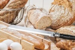 Laguiole Style De Vie Broodmes Zwart Met Stokbroodplank -Le Creuset Winkel Laguiole broodmes met stokbroodplank zwart sf gr 6