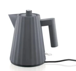Alessi Waterkoker Plissé - Droogkookbeveiliging - Grijs - Michele De Lucchi - 1 Liter - MDL06/1 G 6 Alessi Waterkoker Plissé - Droogkookbeveiliging - Grijs - Michele De Lucchi - 1 Liter - MDL06/1 G -Le Creuset Winkel MDL06 1 G 1