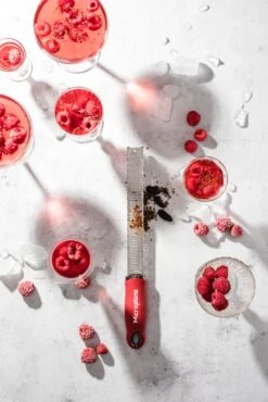 Microplane Rasp Premium Classic - Fijn - Pomegranate Red 4 Microplane Rasp Premium Classic - Fijn - Pomegranate Red -Le Creuset Winkel Microplane Premium Classic 46127 Zester Pomegranate Red Cocktail 2 scaled