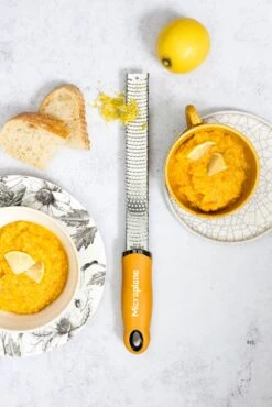Microplane Rasp Premium Classic - Fijn - Mustard Yellow -Le Creuset Winkel Microplane Premium Classic 46623 Zester Mustard Yellow Dahl 1 scaled