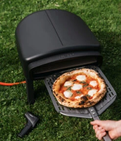 Nero Cooking Pizza Oven - Op Gas Voor Buiten - Zwart - Voor ø 35 Cm Pizza's -Le Creuset Winkel Nero Sfeer13