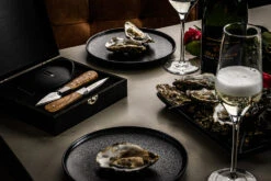 Laguiole Style De Vie Oestermessen Met Oesterhouder Luxury Line Olijfhout 7 Laguiole Style De Vie Oestermessen Met Oesterhouder Luxury Line Olijfhout -Le Creuset Winkel OesterOliveGift 2