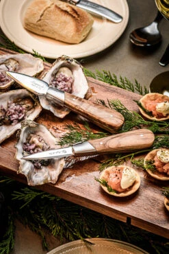 Laguiole Style De Vie Oestermessen Met Oesterhouder Luxury Line Olijfhout 6 Laguiole Style De Vie Oestermessen Met Oesterhouder Luxury Line Olijfhout -Le Creuset Winkel OesterOliveGift 3