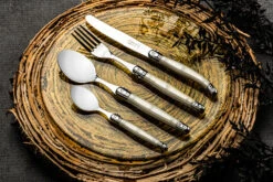 Laguiole Style De Vie Bestekset Premium Line - Parelmoer - 24 Delig / 6 Personen -Le Creuset Winkel PrCouvParel 2
