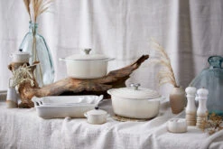 Le Creuset Braadpan Signature - Meringue - ø 26 Cm / 5.3 Liter 8 Le Creuset Braadpan Signature - Meringue - ø 26 Cm / 5.3 Liter -Le Creuset Winkel RS9584 New Meringue Range Shot f2.8 RETOUCHED lpr