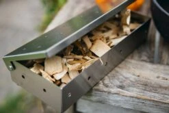 Jay Hill BBQ Smoker Box / Rookbox - RVS - 22 X 9 X 4 Cm 7 Jay Hill BBQ Smoker Box / Rookbox - RVS - 22 X 9 X 4 Cm -Le Creuset Winkel Smokebox Rookhout 1