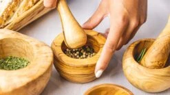 Jay Hill Vijzel Tunea - Olijfhout - ø 10 Cm 10 Jay Hill Vijzel Tunea - Olijfhout - ø 10 Cm -Le Creuset Winkel TuneaHand 13 scaled